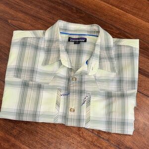 Patagonia Men's “Sun Stretch” long sleeve green plaid shirt